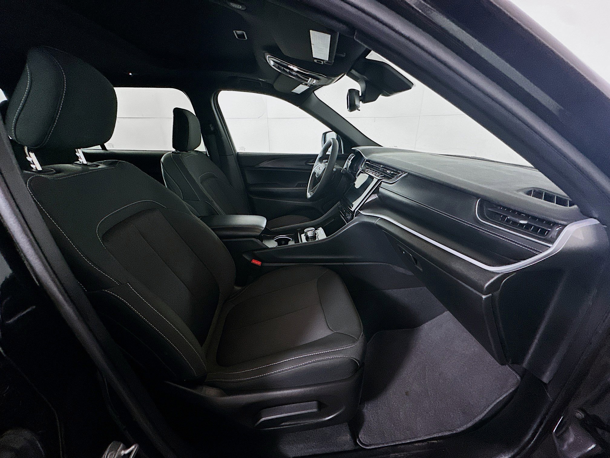 Used 2025 Jeep Grand Cherokee L Laredo image 34