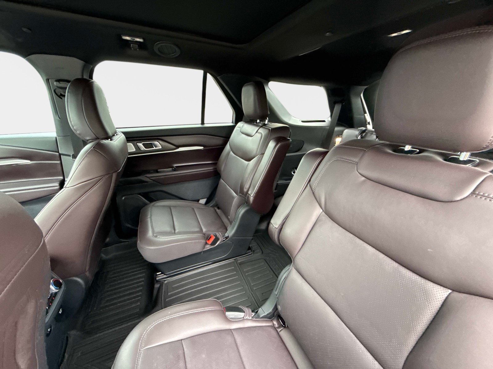 Used 2025 Ford Explorer Platinum RWD image 16