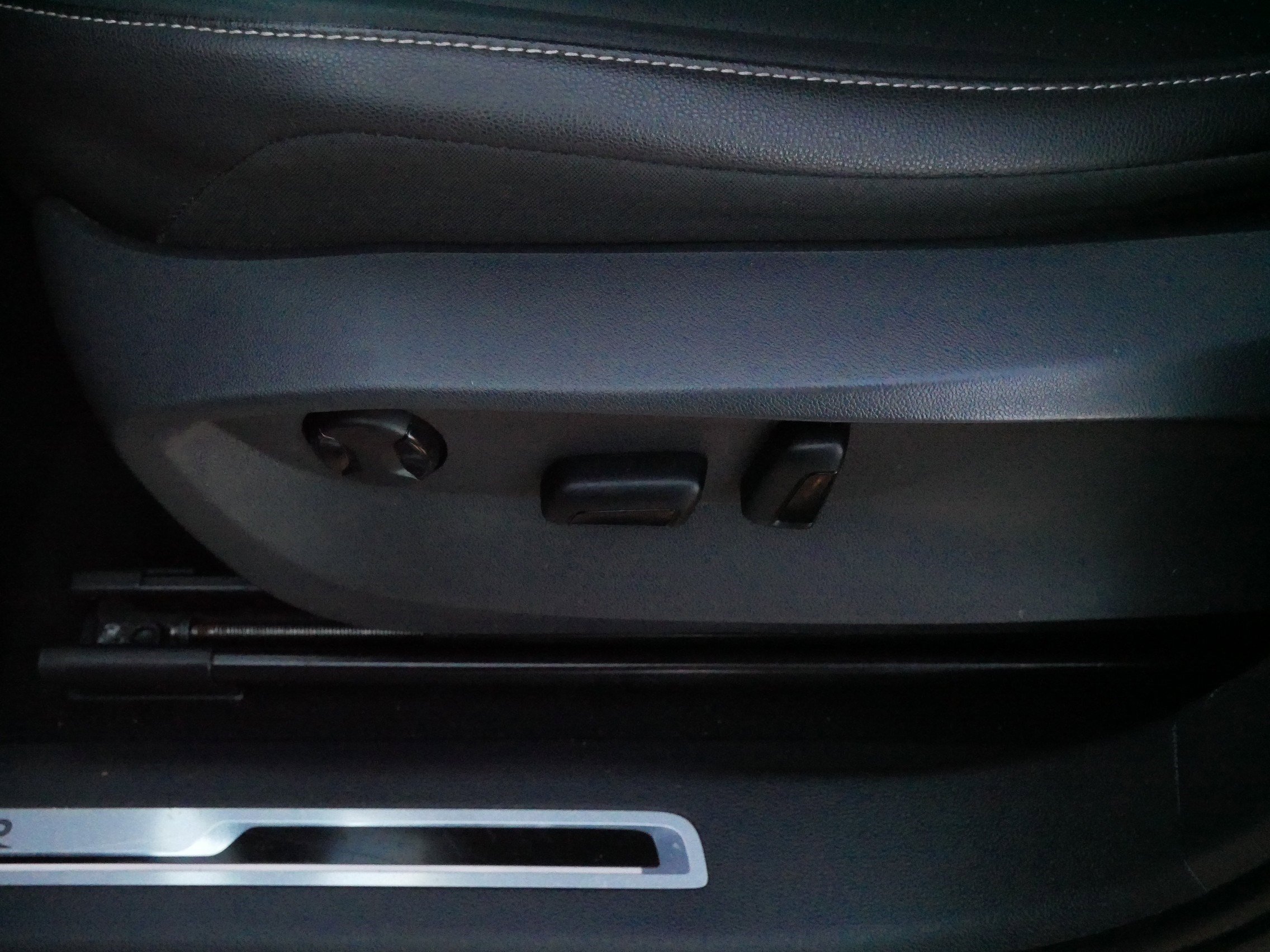 Certified 2022 Volkswagen Tiguan SE R-Line image 20