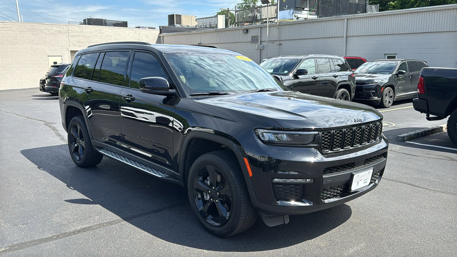 Certified 2025 Jeep Grand Cherokee L Limited w/ Black Appearance Package AWD/4WD image 12