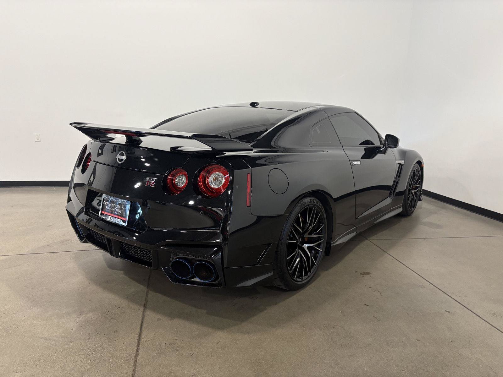 Used 2024 Nissan GT-R Premium w/ Premium Interior Package AWD/4WD image 3