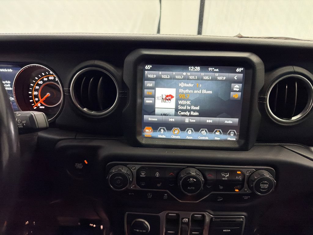 Used 2018 Jeep Wrangler Unlimited Sahara AWD/4WD image 27