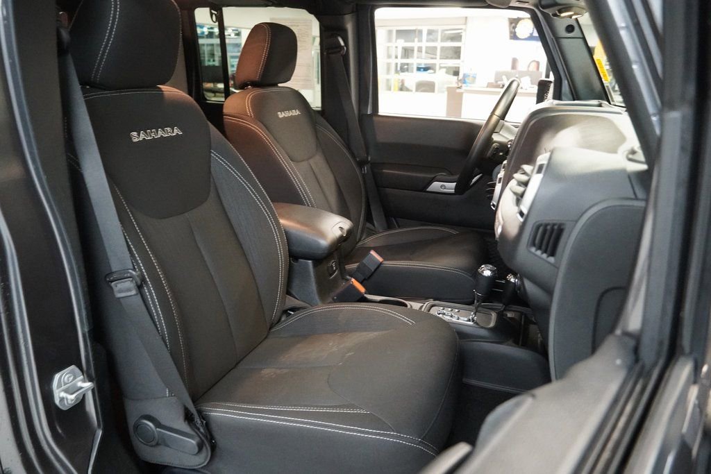 Used 2016 Jeep Wrangler Unlimited Sahara w/ Connectivity Group image 31