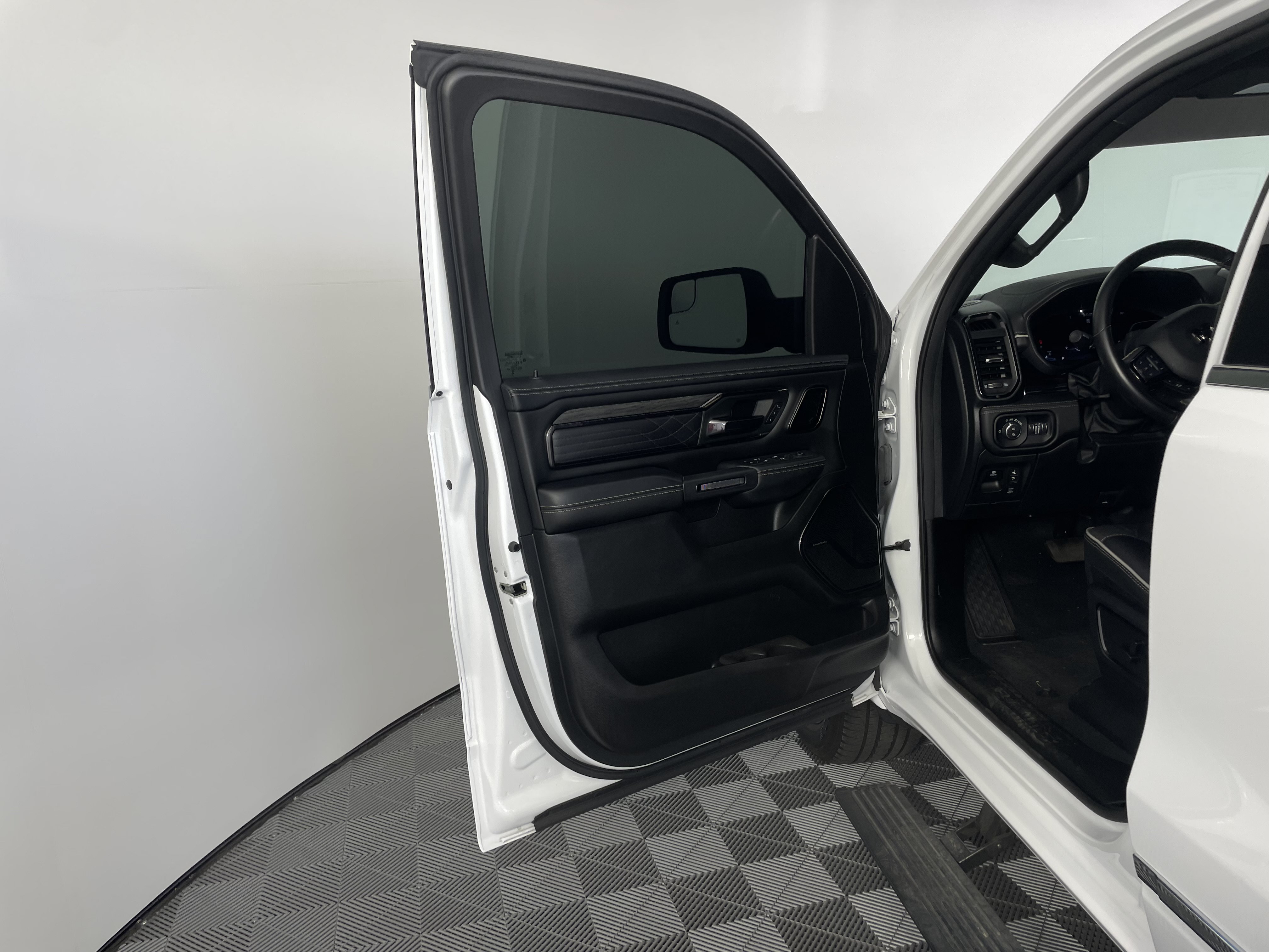 Used 2025 RAM 1500 Limited AWD/4WD image 12