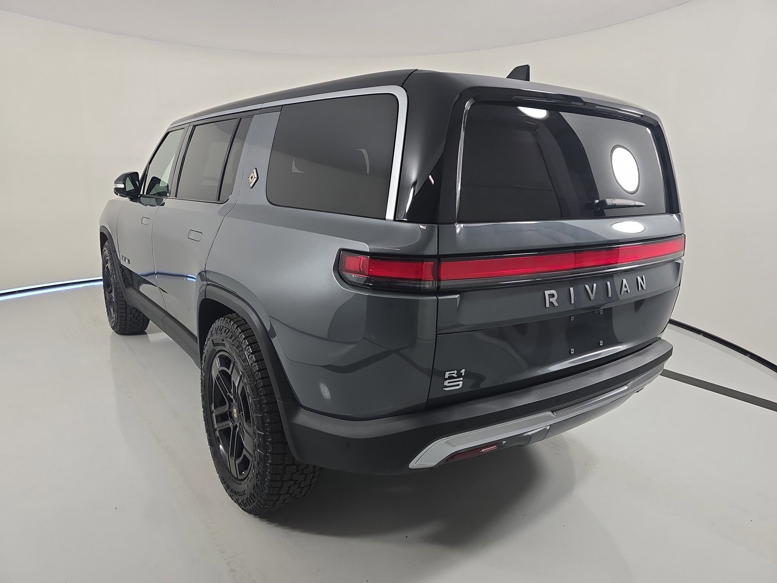 Used 2024 Rivian R1S Adventure AWD/4WD image 3