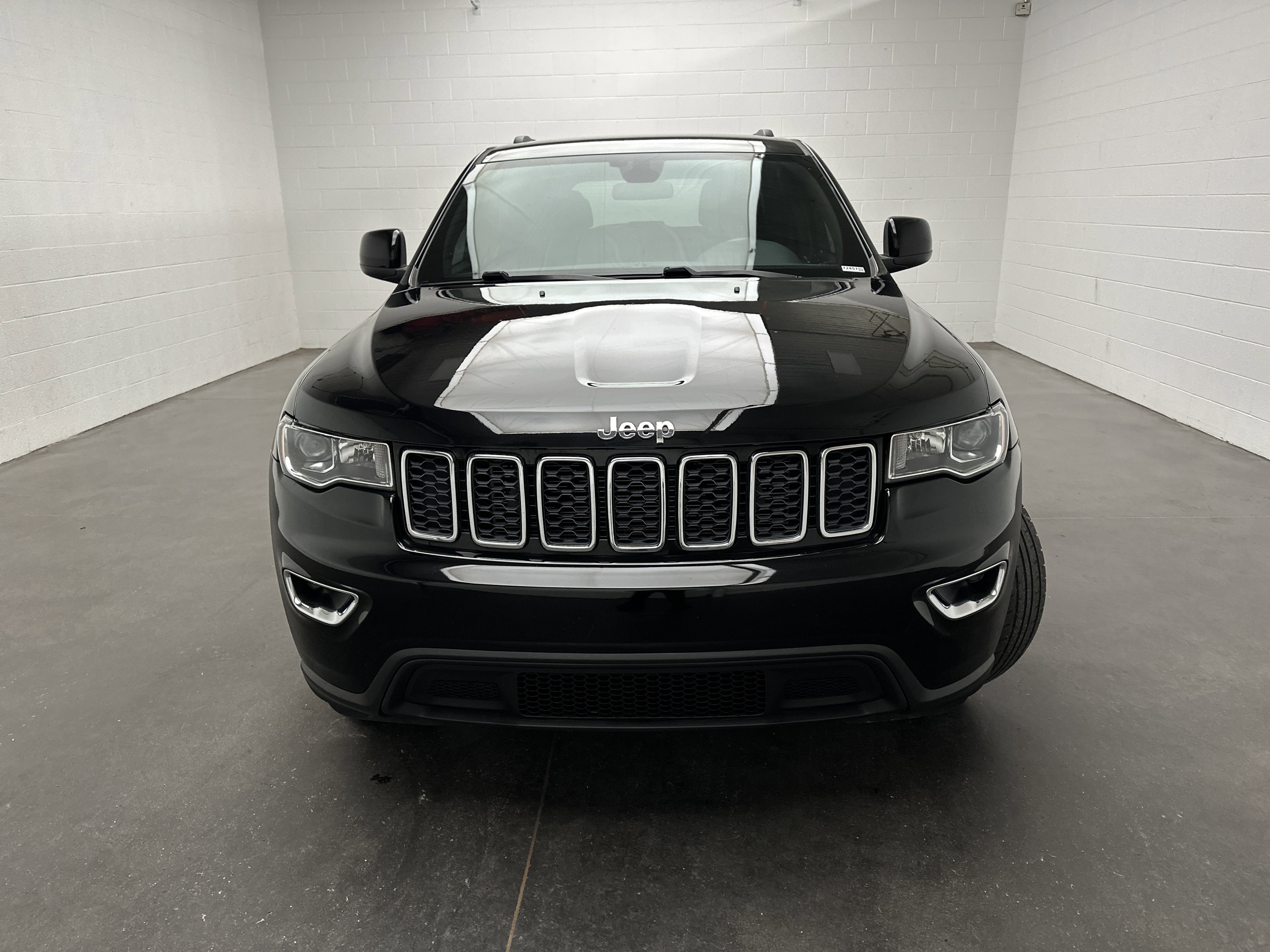 Used 2021 Jeep Grand Cherokee Laredo image 3