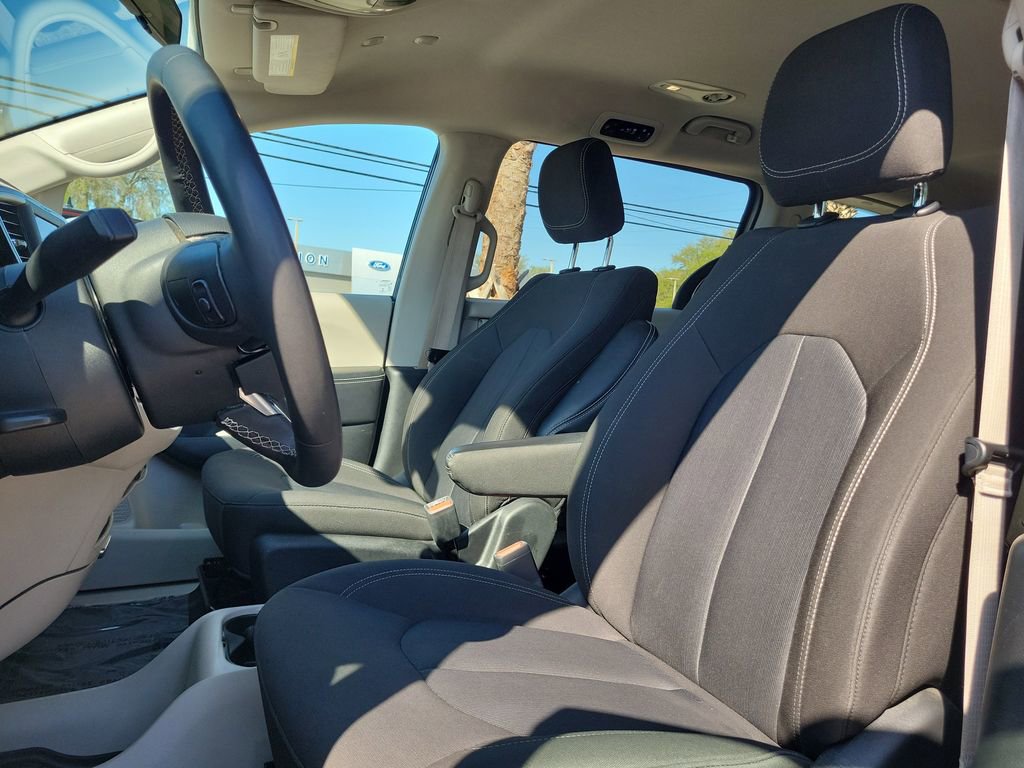 Used 2022 Chrysler Voyager LX image 16