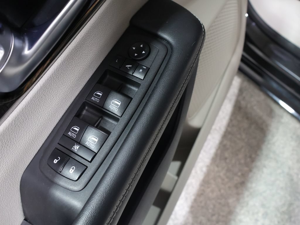 Certified 2024 Chrysler Pacifica Limited FWD image 16