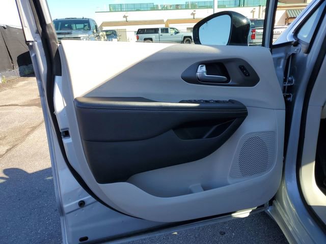 Used 2024 Chrysler Pacifica Touring-L FWD image 22