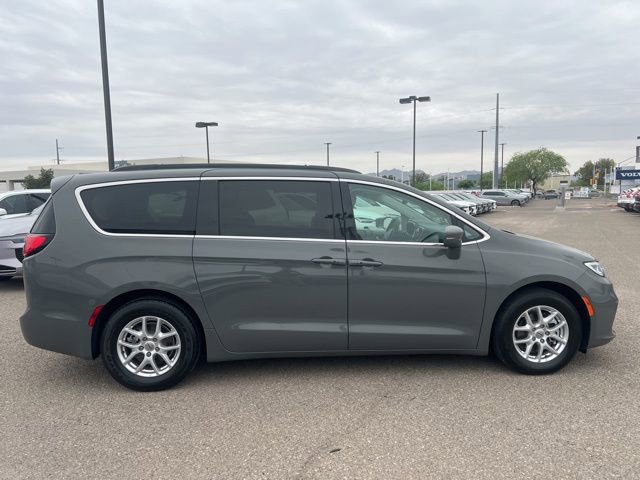 Used 2022 Chrysler Pacifica Touring-L image 2