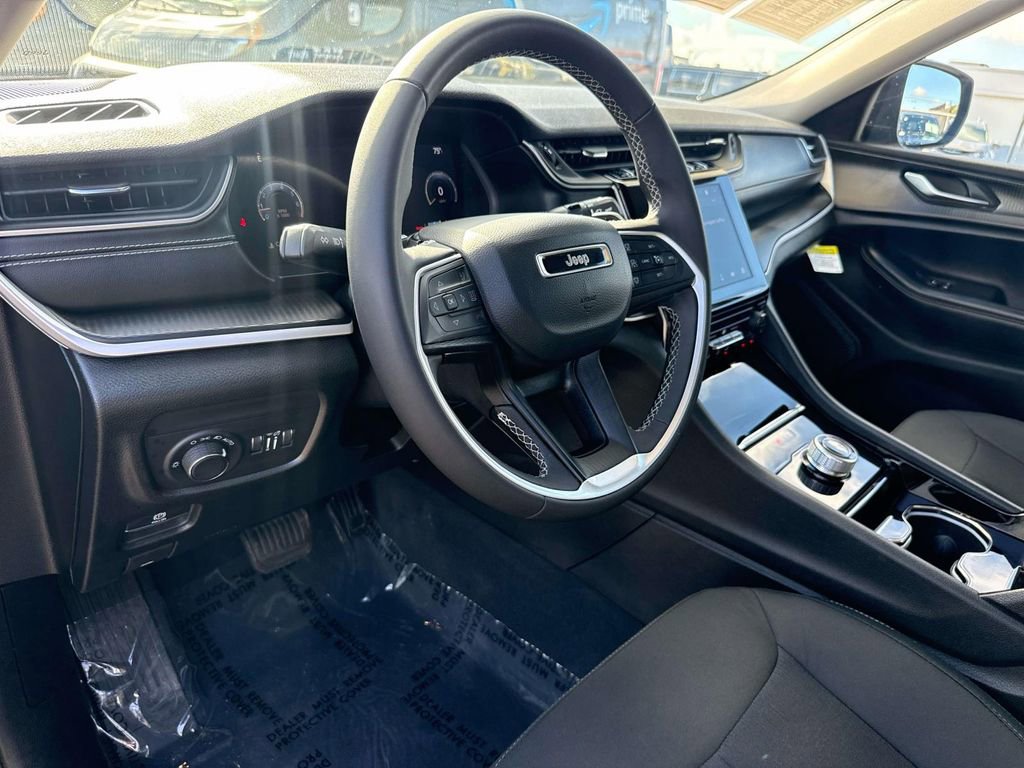 Used 2023 Jeep Grand Cherokee L Laredo AWD/4WD image 24