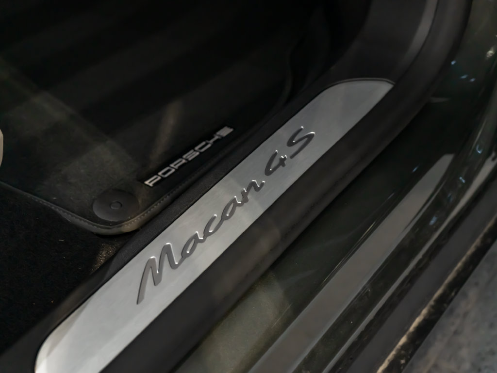 Certified 2025 Porsche Macan 4S Electric AWD/4WD image 27