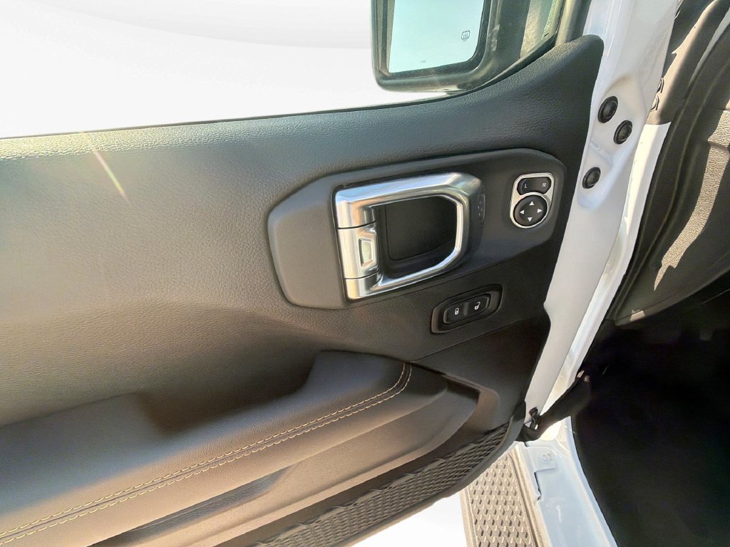 Used 2025 Jeep Gladiator Mojave AWD/4WD image 11