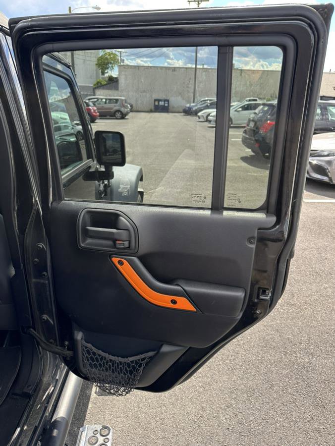 Used 2015 Jeep Wrangler Unlimited Rubicon w/ Connectivity Group AWD/4WD image 10