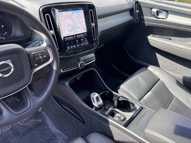 Used 2025 Volvo XC40 B5 Plus image 19
