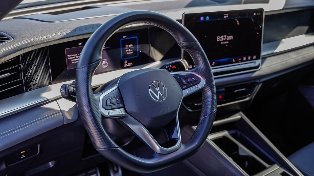 Used 2025 Volkswagen Tiguan SE R-Line image 23