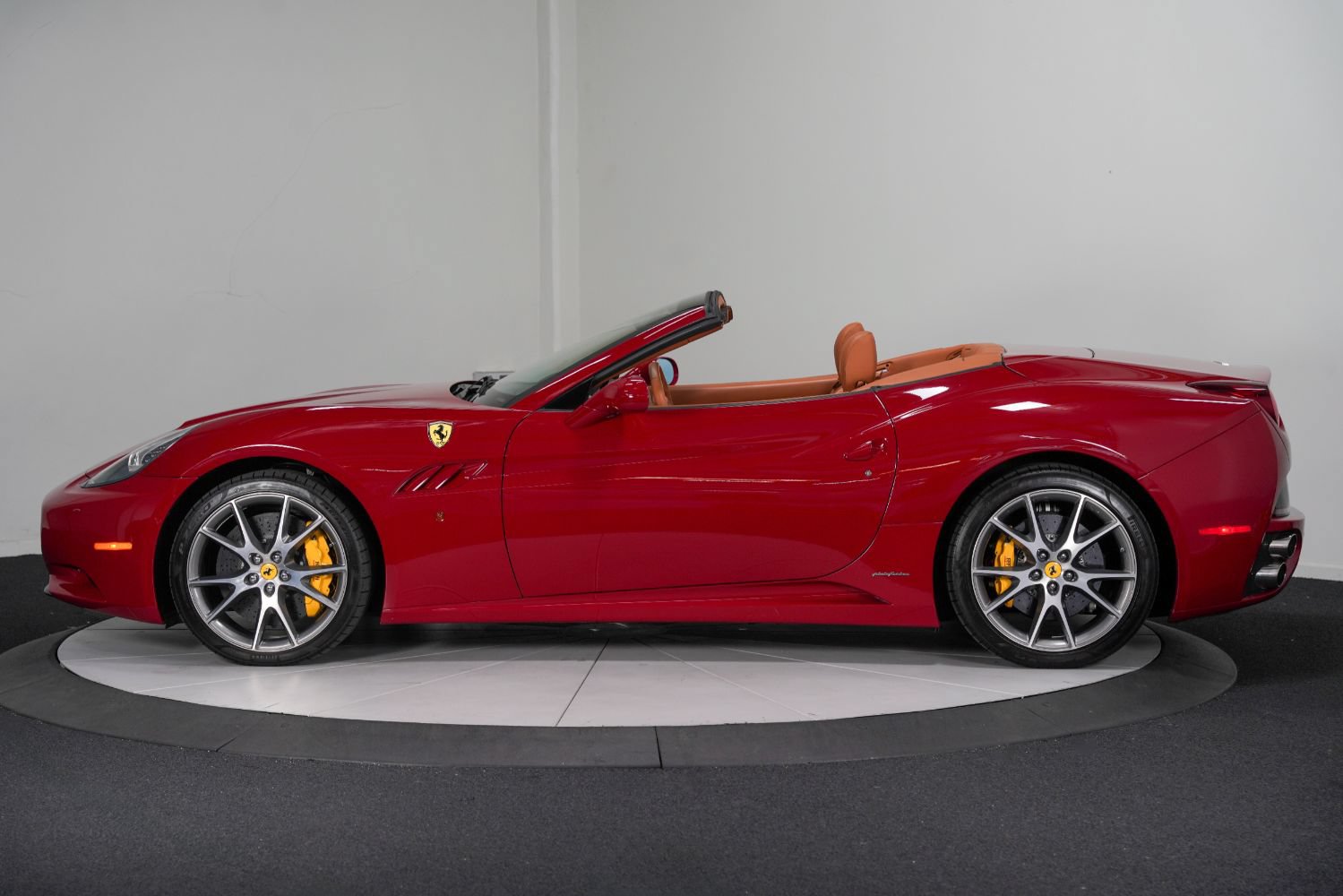 Used 2010 Ferrari California RWD image 5