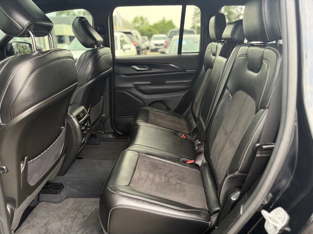 Used 2023 Jeep Grand Cherokee Altitude AWD/4WD image 13
