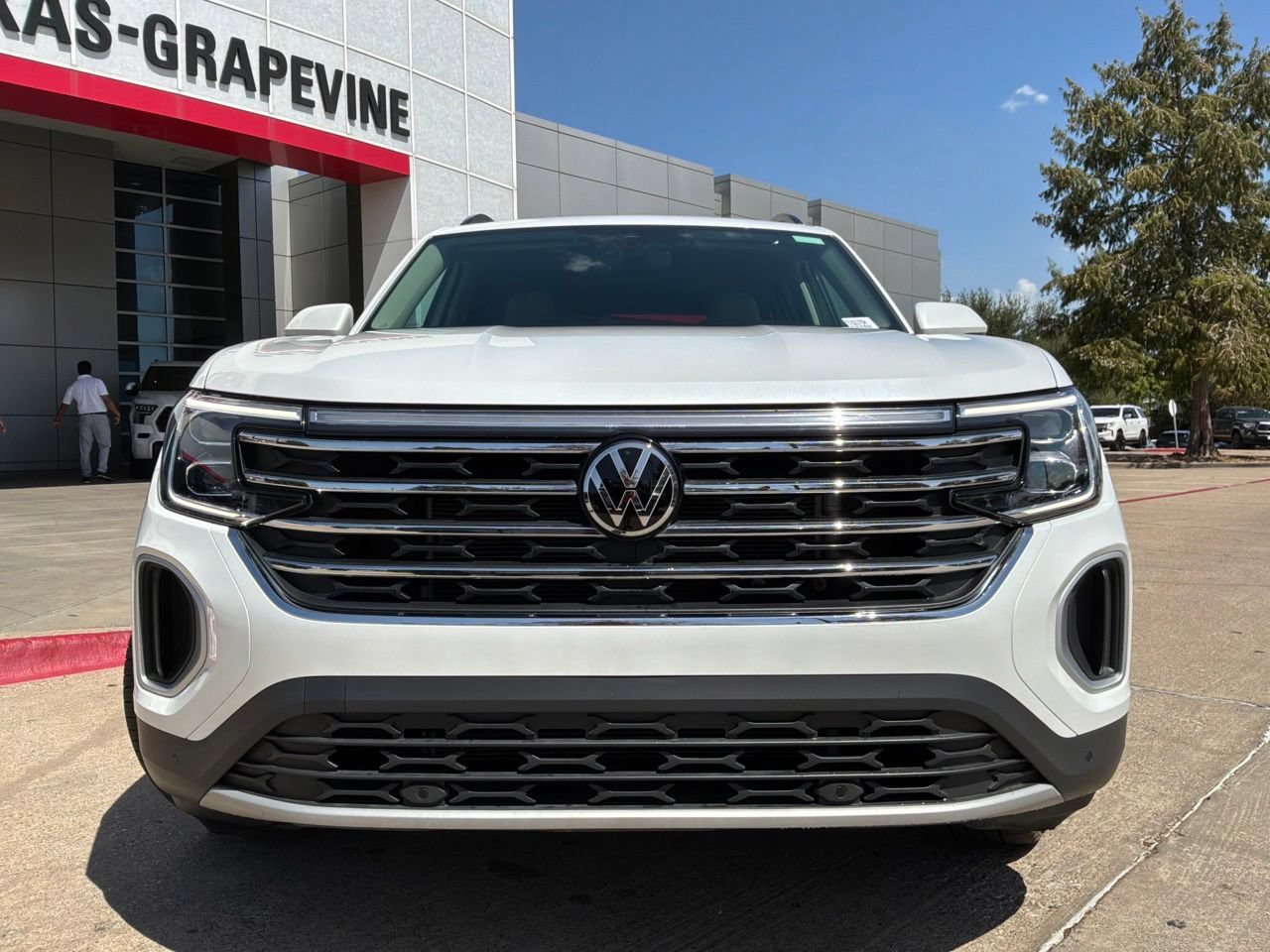 Used 2026 Volkswagen Atlas SE FWD image 3