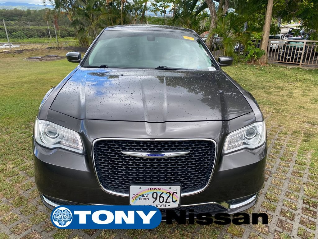 Used 2020 Chrysler 300 Touring L w/ Value Package RWD image 2