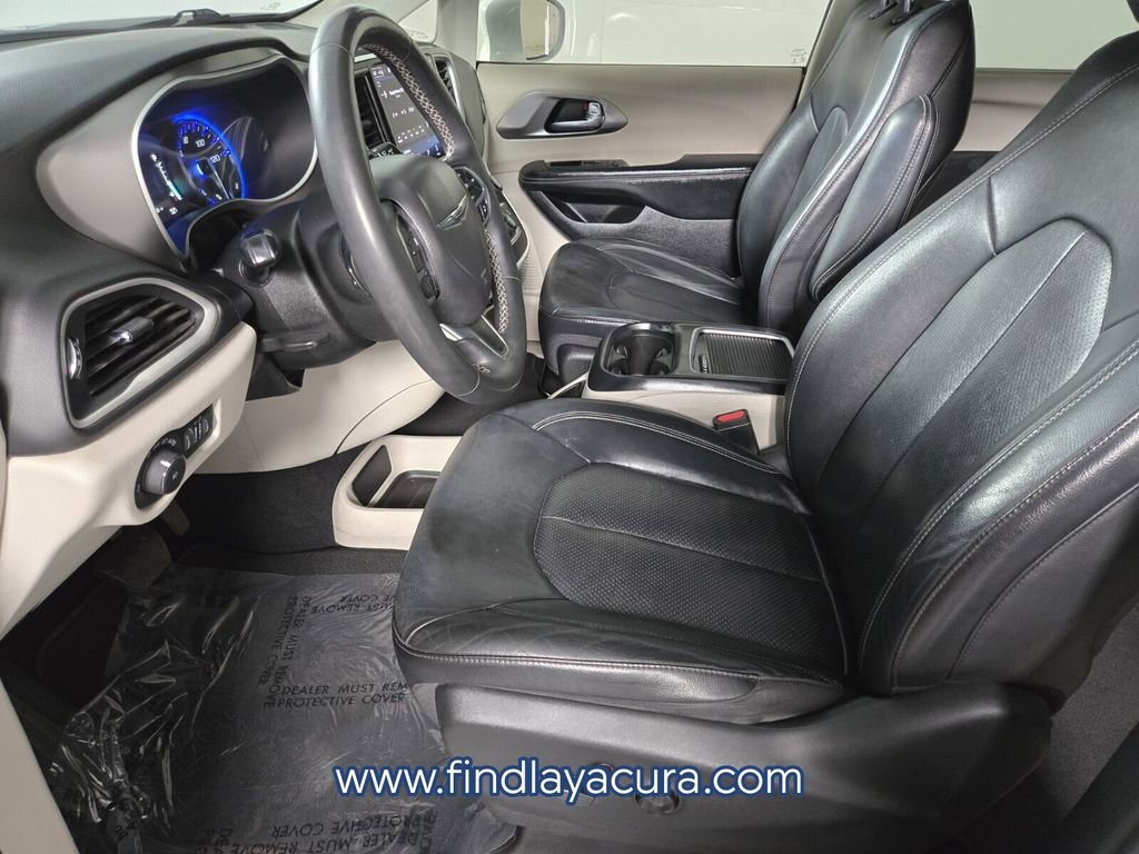 Used 2022 Chrysler Pacifica Touring-L image 11