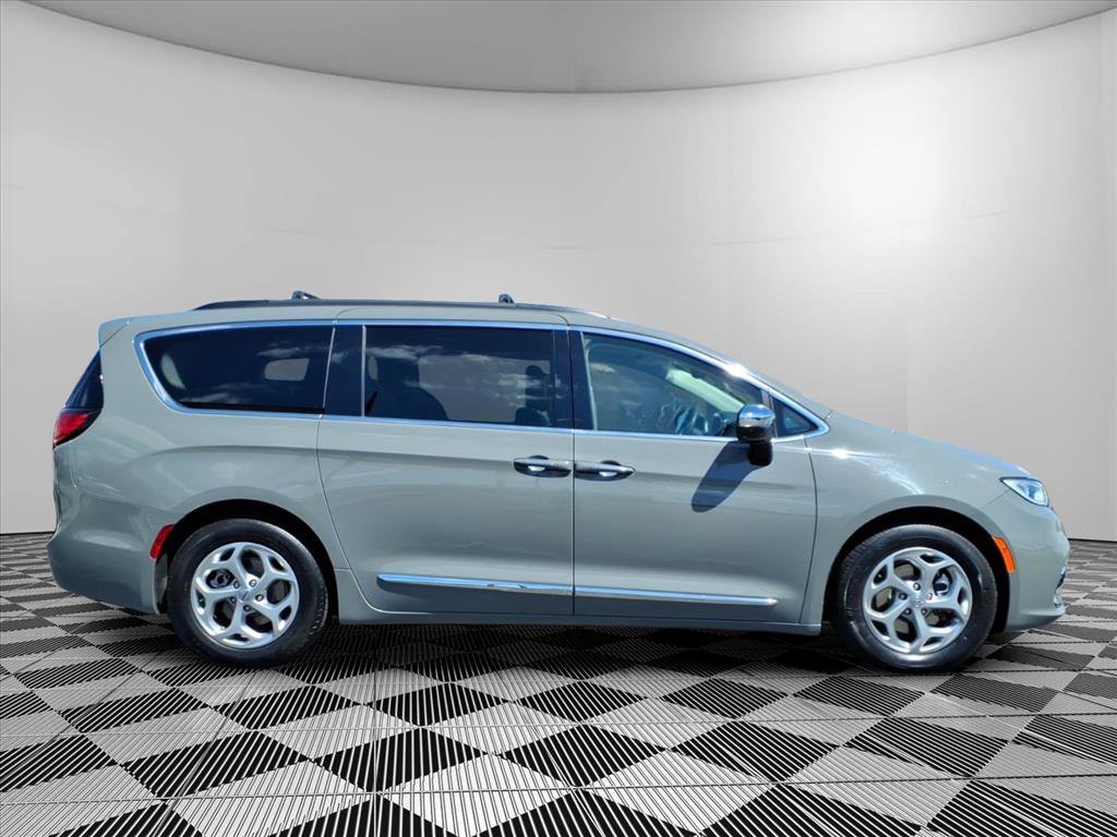 Used 2023 Chrysler Pacifica Limited FWD image 30