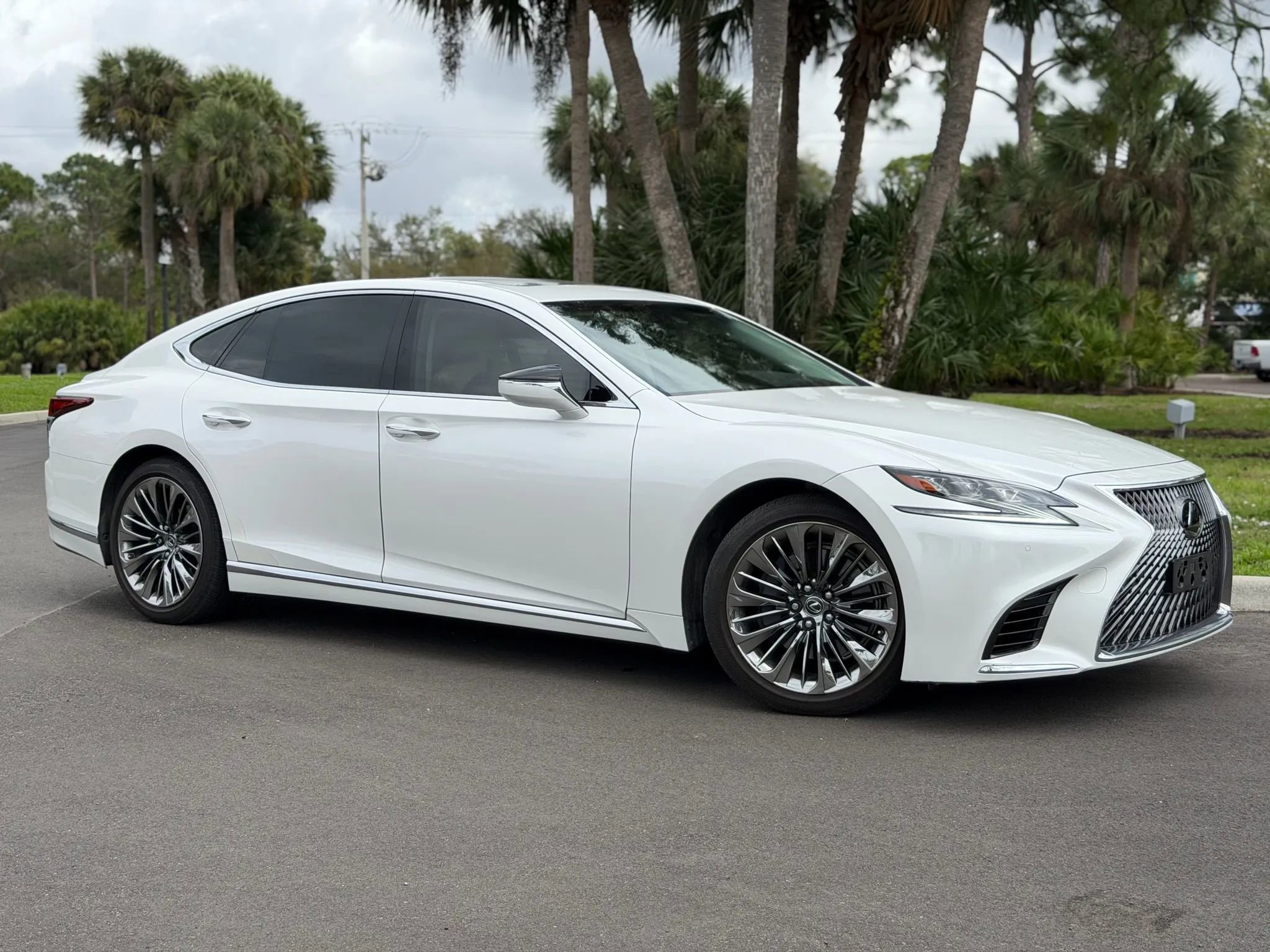 Used 2020 Lexus LS 500 w/ Accessory Package (Z2) image 2