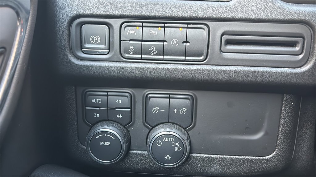 Used 2023 Chevrolet Suburban Premier image 18