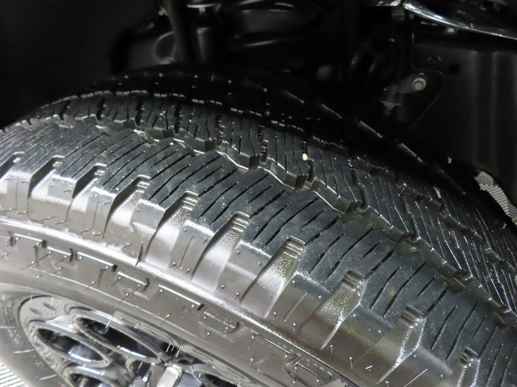 Used 2025 Ford F350 Lariat w/ Black Appearance Package image 7