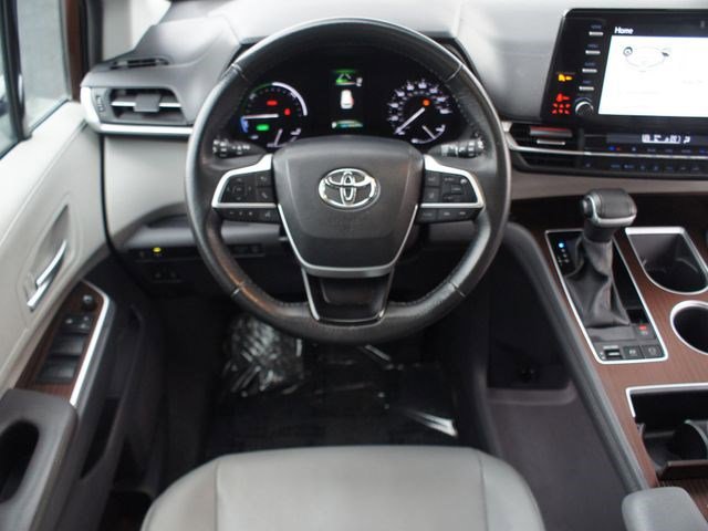 Used 2023 Toyota Sienna XLE image 5