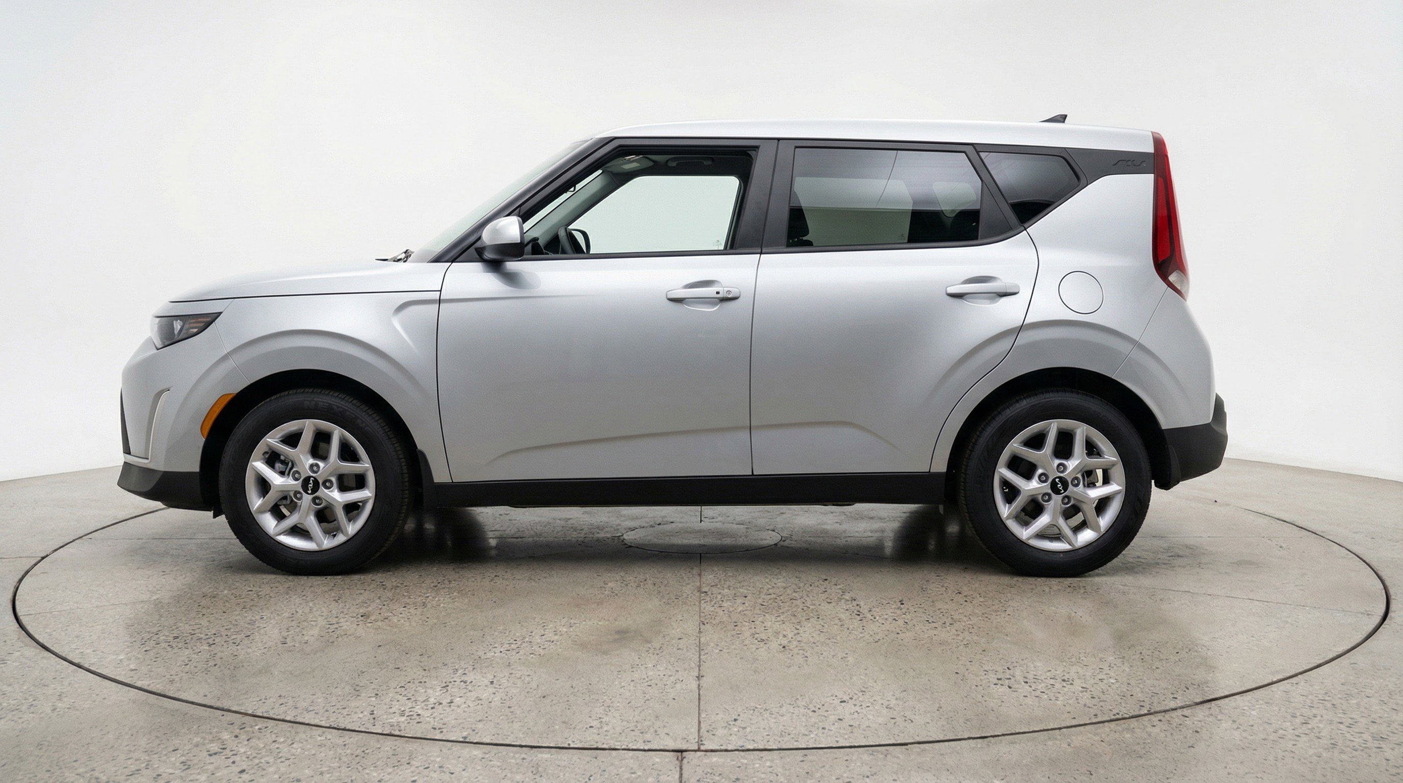 Used 2025 Kia Soul LX w/ LX Technology Package image 5