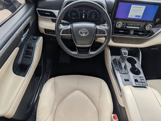 Used 2024 Toyota Highlander Platinum FWD image 13