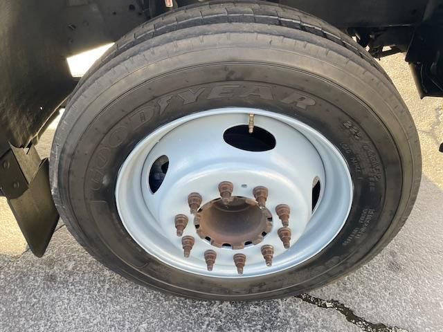 Used 2007 Ford F550 2WD Regular Cab Super Duty image 19