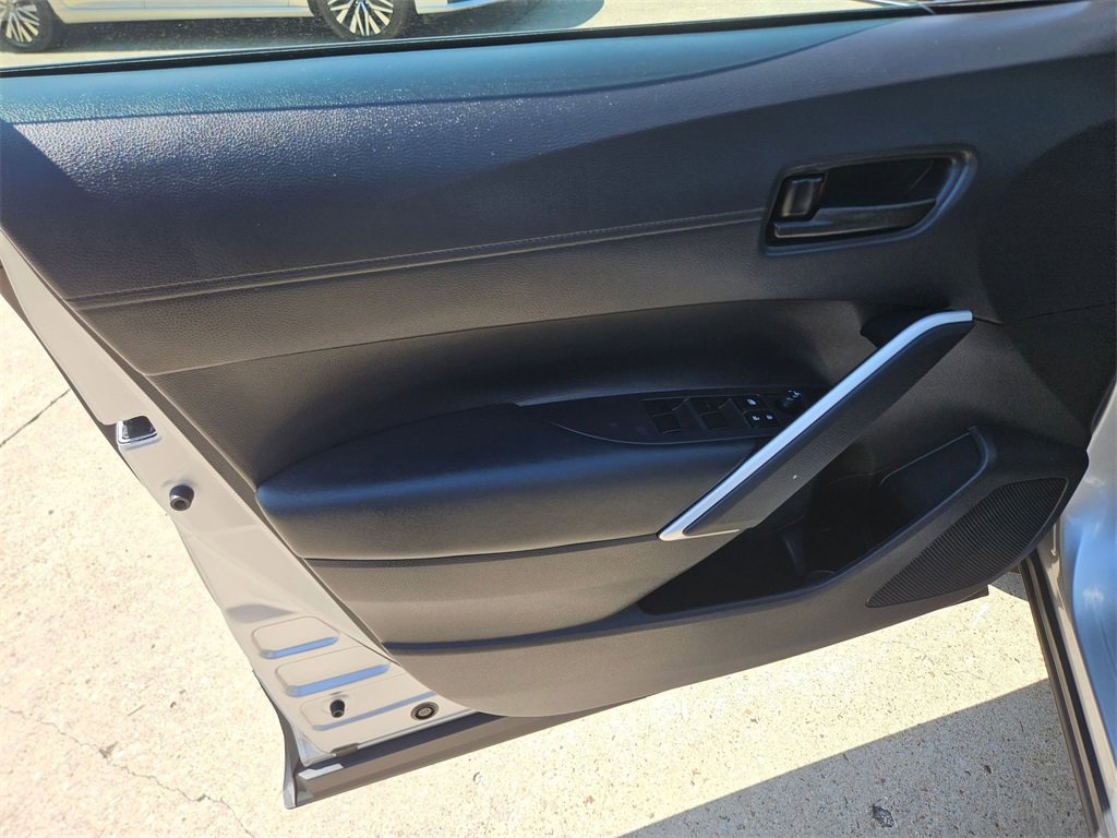 Used 2025 Toyota Corolla Cross LE image 11