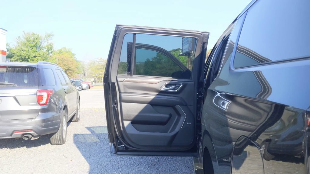 Used 2022 Chevrolet Suburban LT w/ LT Signature Plus Package RWD image 29