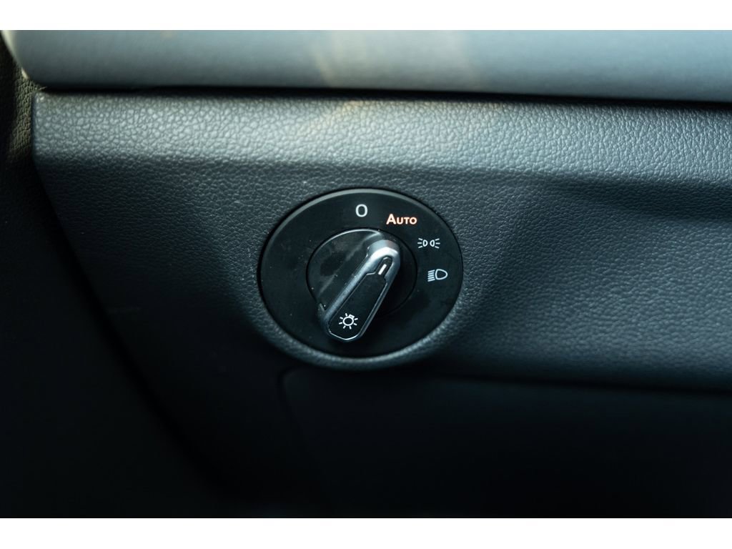 Used 2025 Volkswagen Jetta SE image 31