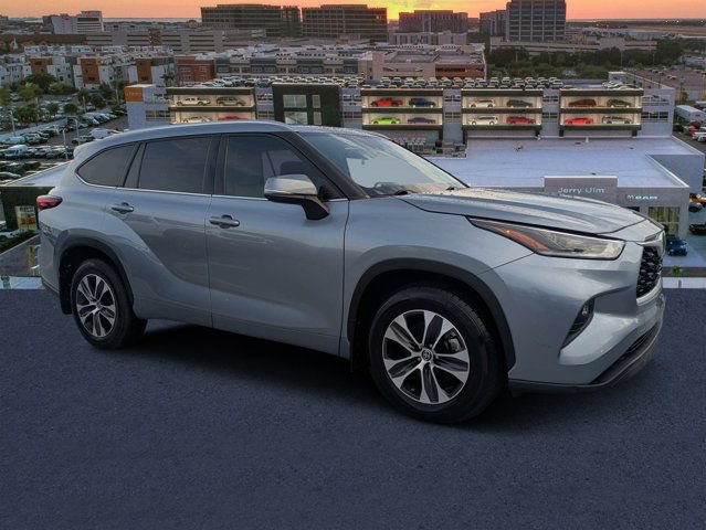 Used 2021 Toyota Highlander XLE AWD/4WD video 1