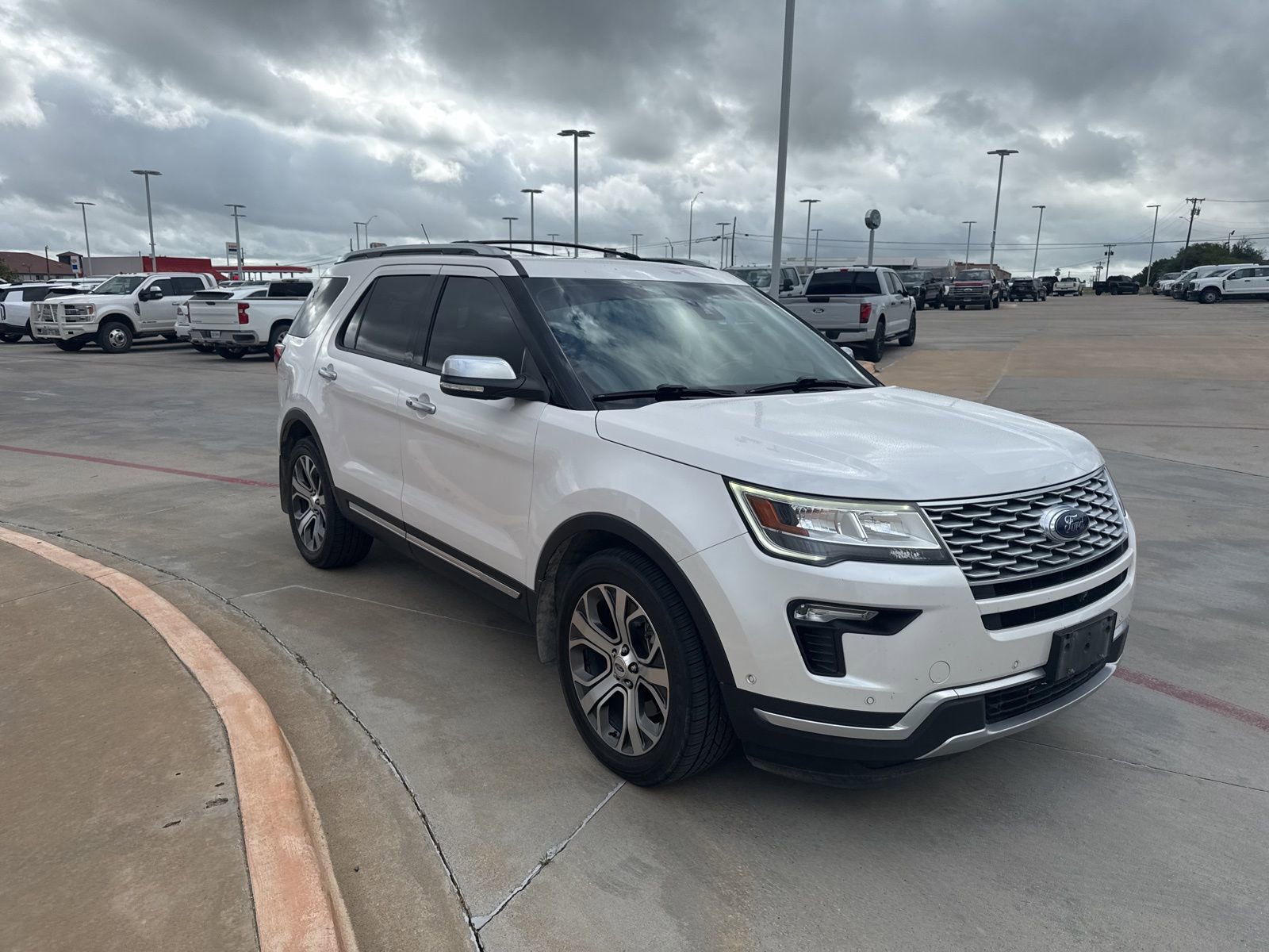 Used 2019 Ford Explorer Platinum image 3