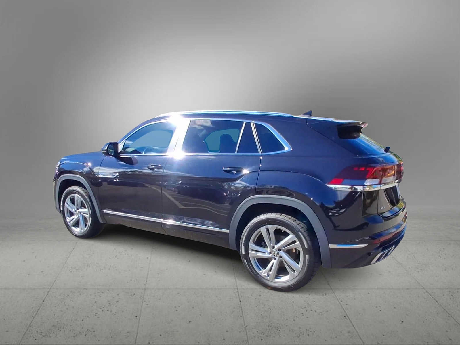 Used 2024 Volkswagen Atlas Cross Sport SEL R-Line AWD/4WD image 6