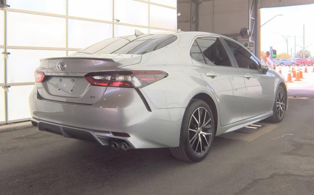 Used 2022 Toyota Camry SE FWD image 4