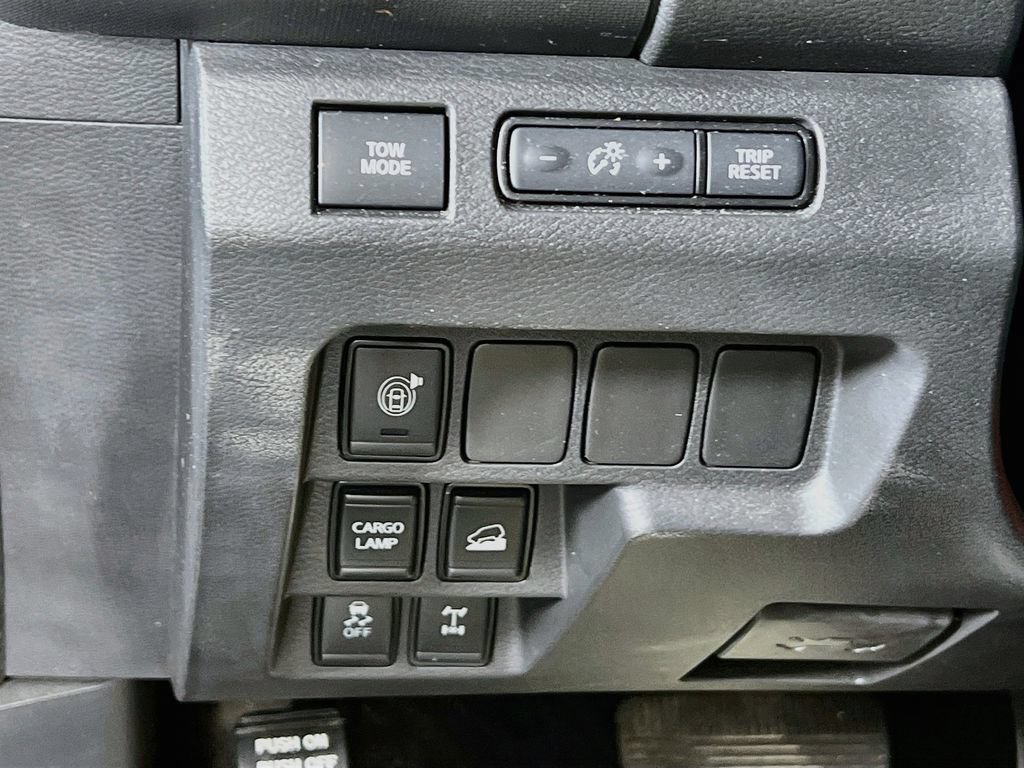 Used 2022 Nissan Frontier PRO-4X w/ Technology Package AWD/4WD image 9