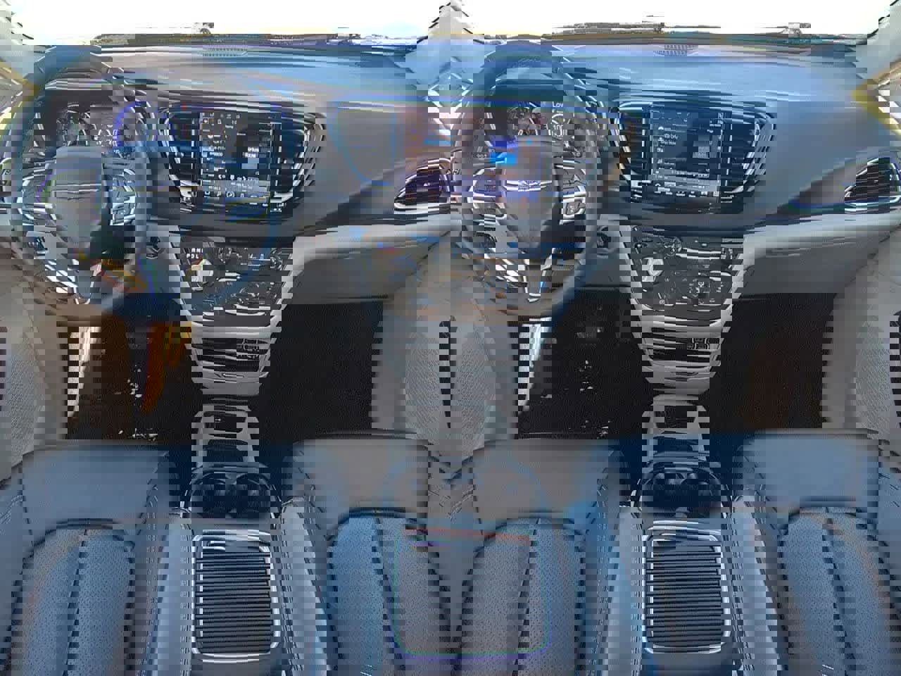 Used 2024 Chrysler Pacifica Touring-L image 8