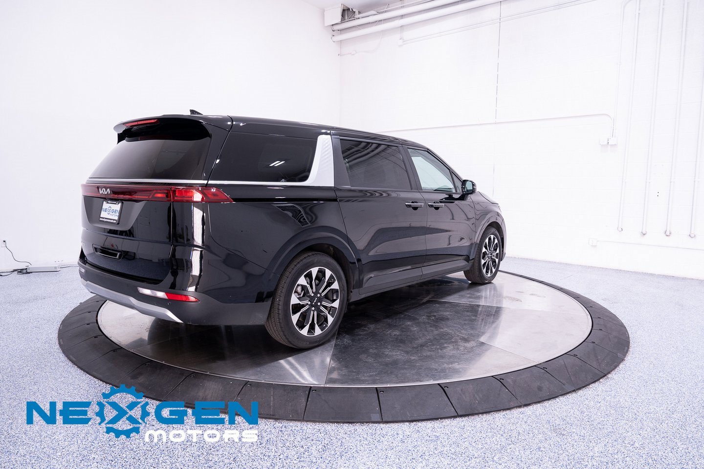 Used 2024 Kia Carnival EX image 33