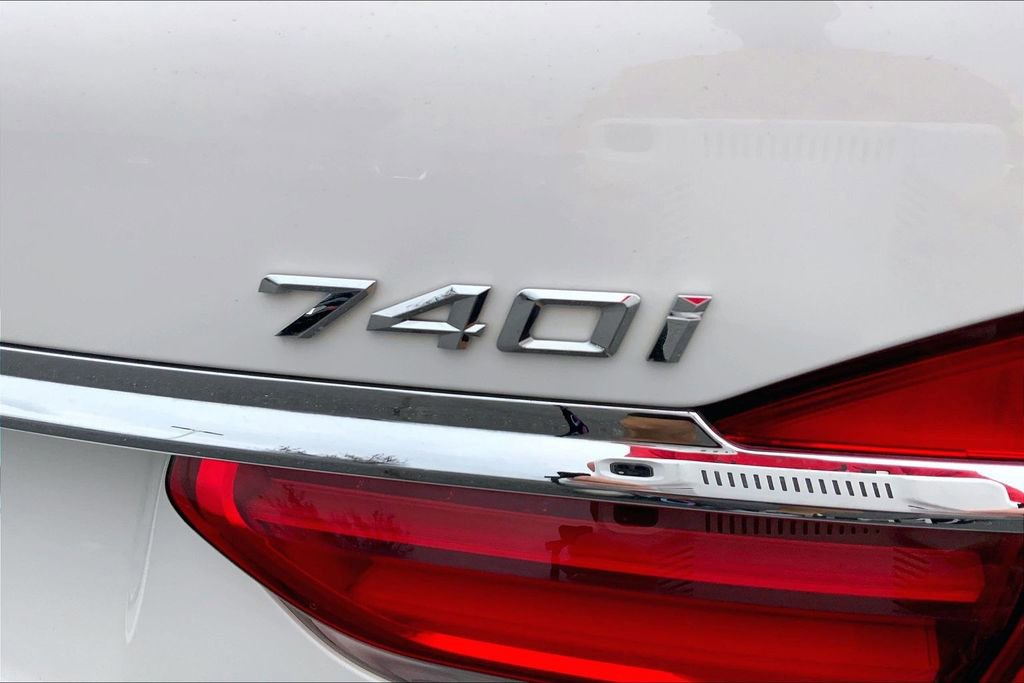 Used 2019 BMW 740i w/ Executive Package image 23