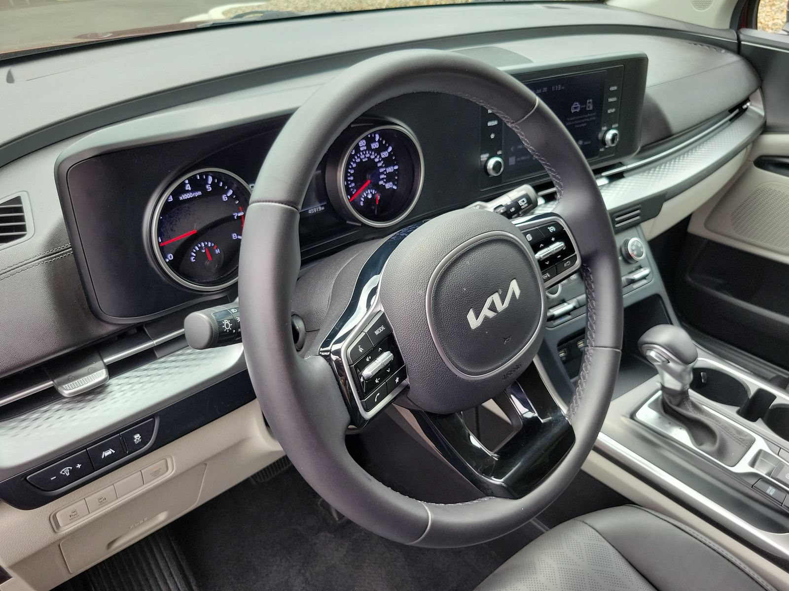 Certified 2023 Kia Carnival LX FWD image 11