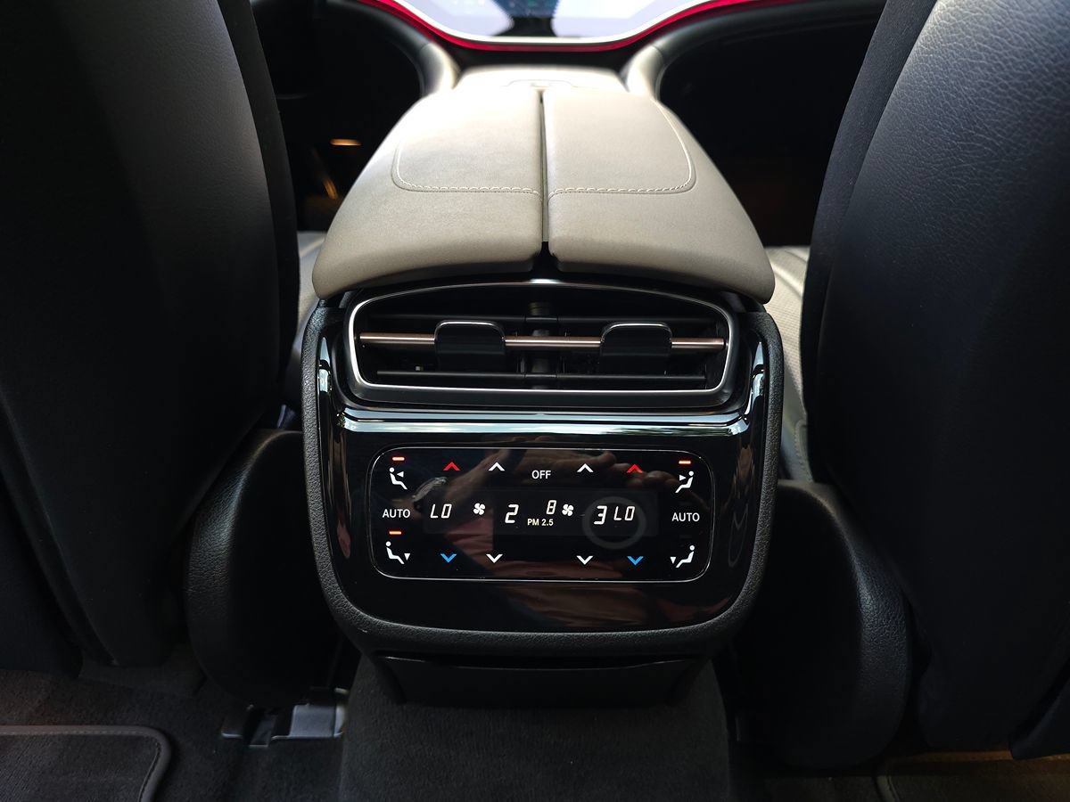 Used 2022 Mercedes-Benz EQS 580 4MATIC Sedan w/ Exclusive Trim Package image 17