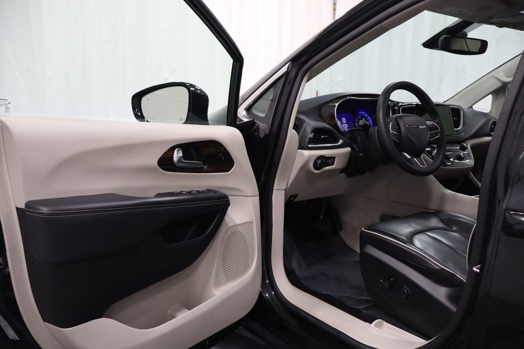 Used 2023 Chrysler Pacifica Limited image 10