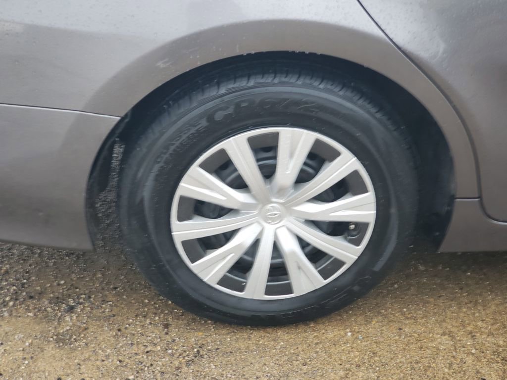 Used 2018 Toyota Camry L image 5