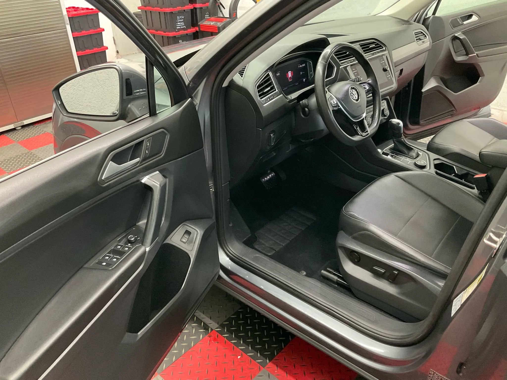 Used 2020 Volkswagen Tiguan SEL image 15