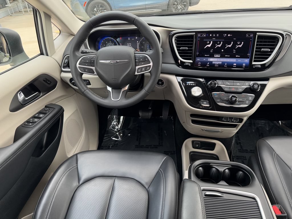 Used 2023 Chrysler Pacifica Touring-L FWD image 25